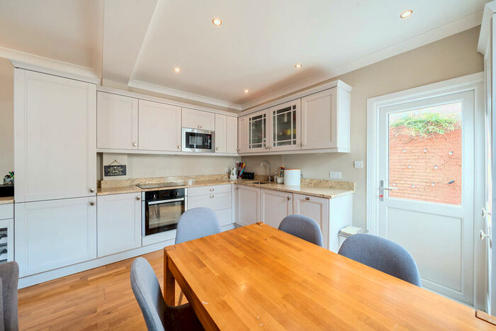 2 Bedroom Apartment To Rent In Alberta Street, London, SE17