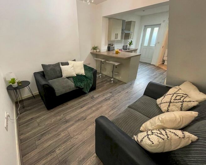 3 Bedroom Terraced House To Rent In Hawkins Street, L6