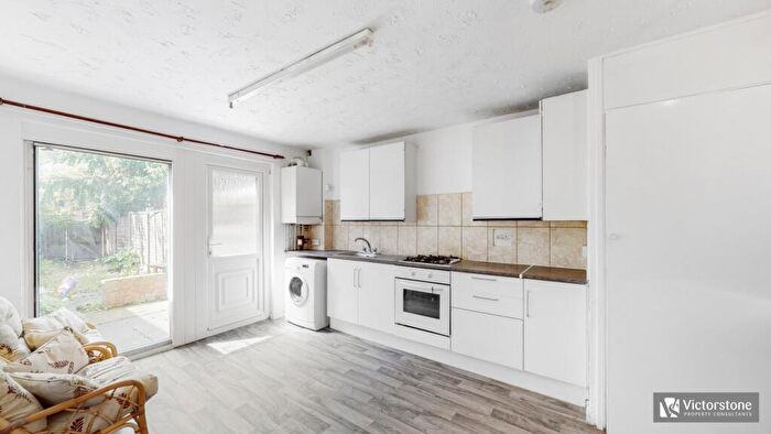 5 Bedroom Apartment To Rent In Chambord Street, Shoreditch, London, E2