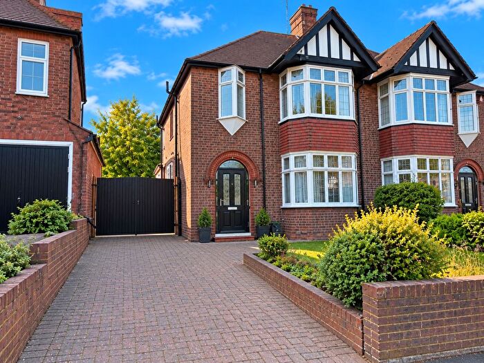 3 Bedroom Semi-Detached House For Sale In Stockingstone Road, Luton, Bedfordshire, LU2