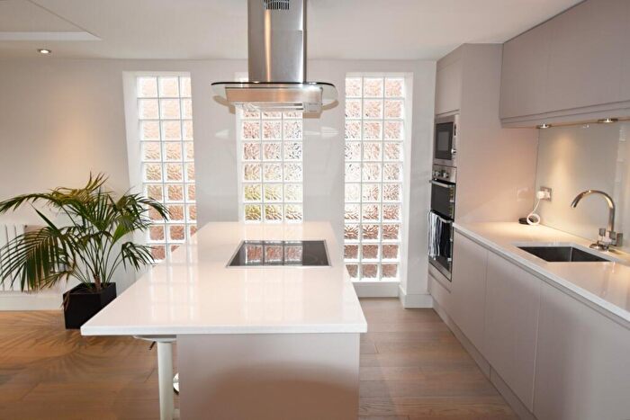 2 Bedroom Flat To Rent In Cavendish Place, Cavendish Crescent South, Nottingham, Nottinghamshire, NG7