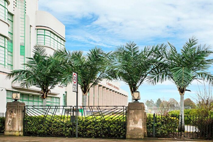 2 Bedroom Flat To Rent In Western Avenue, Perivale, Greenford, UB6