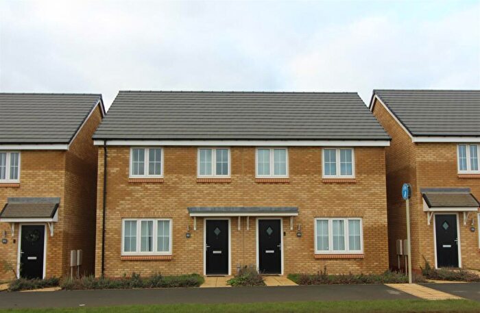 3 Bedroom Semi-Detached House To Rent In Irthlingborough Road North, Wellingborough, NN8