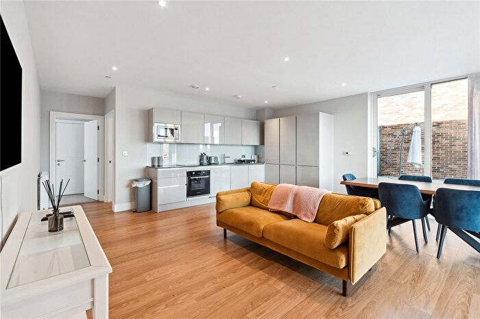 2 Bedroom Flat To Rent In Greyhound Parade, London, SW17