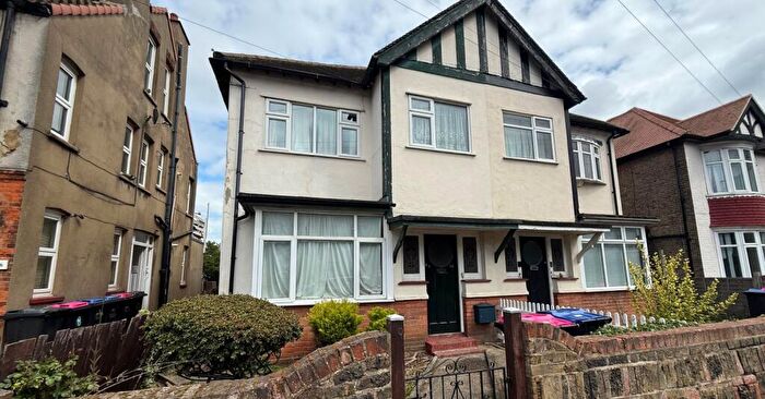 2 Bedroom Flat For Sale In Crowborough Road, Southend-on-Sea, Essex, SS2