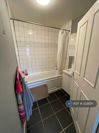 3 Bedroom Flat To Rent In Homemead, London, SW12