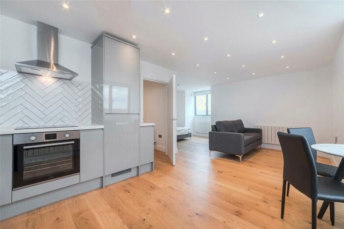 Flat To Rent In Brayards Road, London, SE15