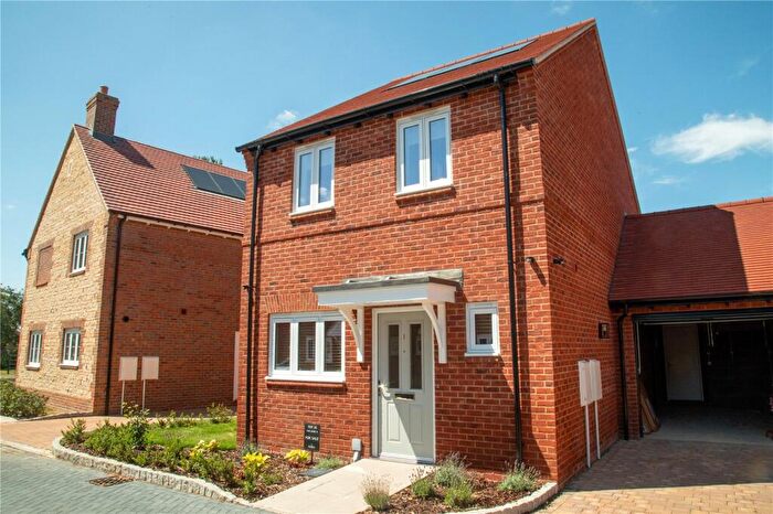 3 Bedroom Link Detached House For Sale In Rectory Woods, Ickford, Aylesbury, Buckinghamshire, HP18