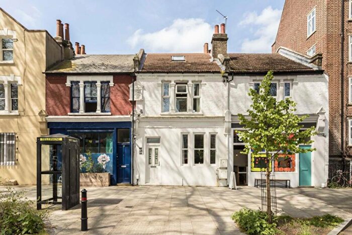 2 Bedroom Flat To Rent In Shacklewell Lane, Dalston, E8