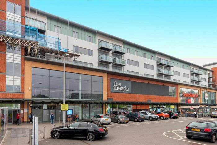 2 Bedroom Flat To Rent In Queensmead, Farnborough, Hampshire, GU14