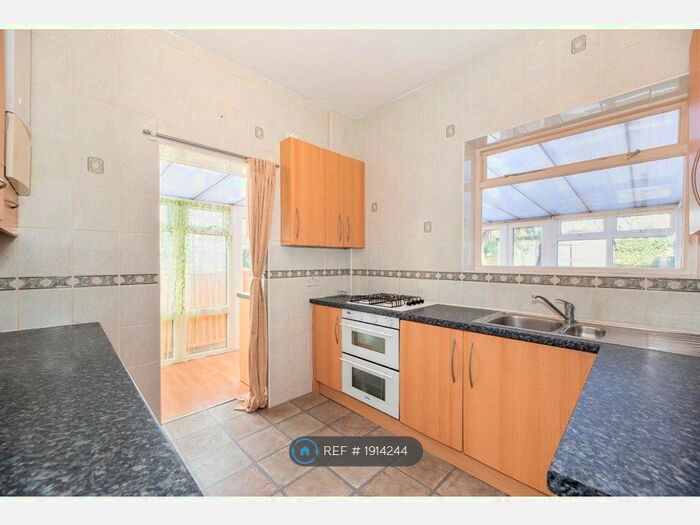 4 Bedroom Semi-Detached House To Rent In Fairfield Rise, Billericay, CM12