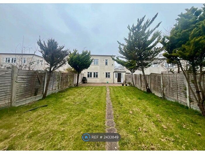 4 Bedroom Detached House To Rent In Tunnel Gardens, London, N11