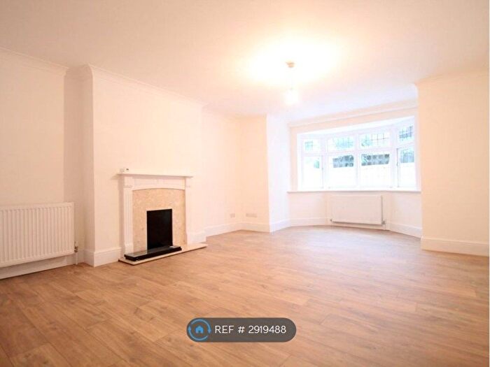 2 Bedroom Flat To Rent In Cadogan Road, Surbiton, KT6