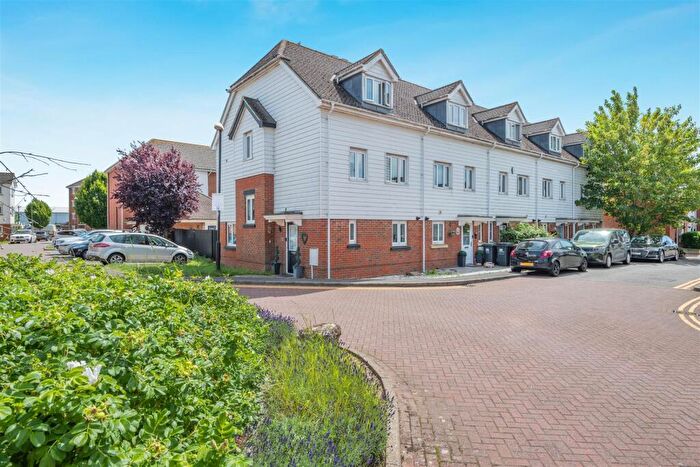 5 Bedroom Town House For Sale In Ingram Close, Larkfield, Aylesford, ME20