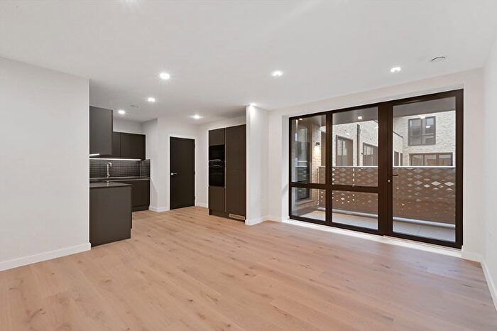 2 Bedroom Flat To Rent In Midlle Road, London, London, W7