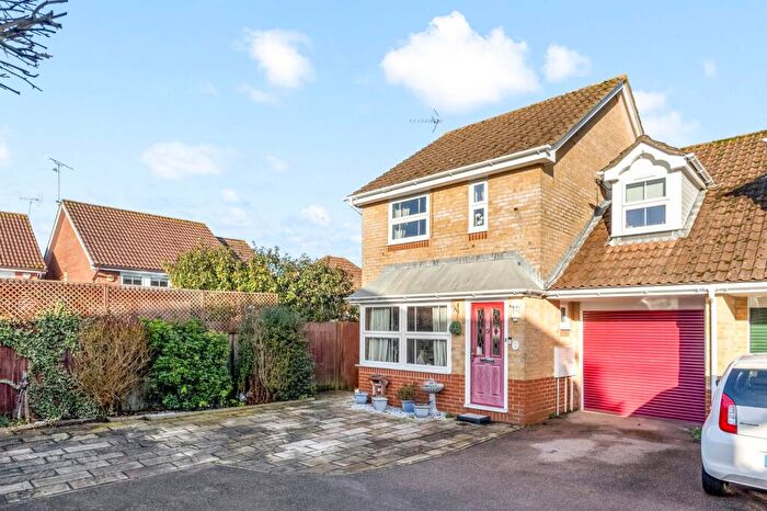 3 Bedroom Link Detached House For Sale In Earles Meadow, Horsham, RH12