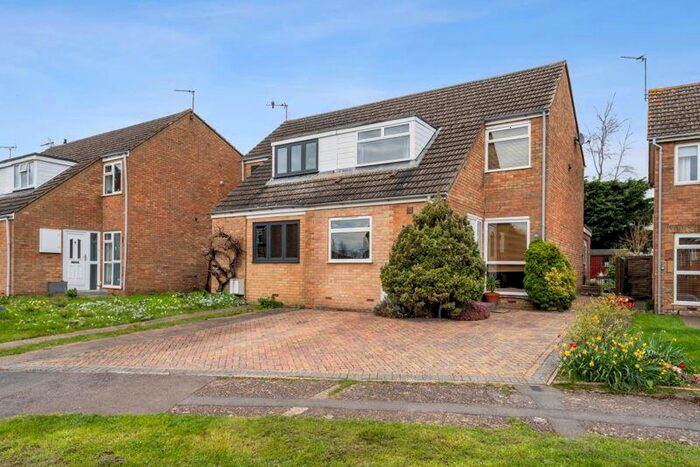 3 Bedroom Semi-Detached House For Sale In Roundhead Drive Thame Oxfordshire, OX9