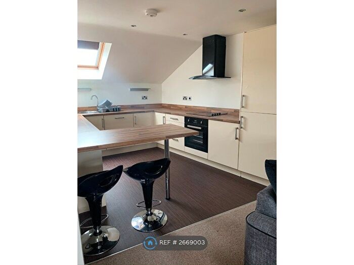 1 Bedroom Flat To Rent In Commercial Road, Skelmanthorpe, Huddersfield, HD8