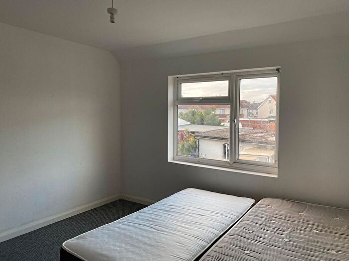 2 Bedroom Flat To Rent In Beavers Lane, Hounslow, TW4