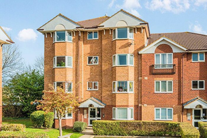 2 Bedroom Flat For Sale In Varsity Drive, Twickenham, TW1