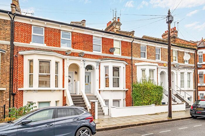 1 Bedroom Flat To Rent In Curwen Road, Ravenscourt Park, W12
