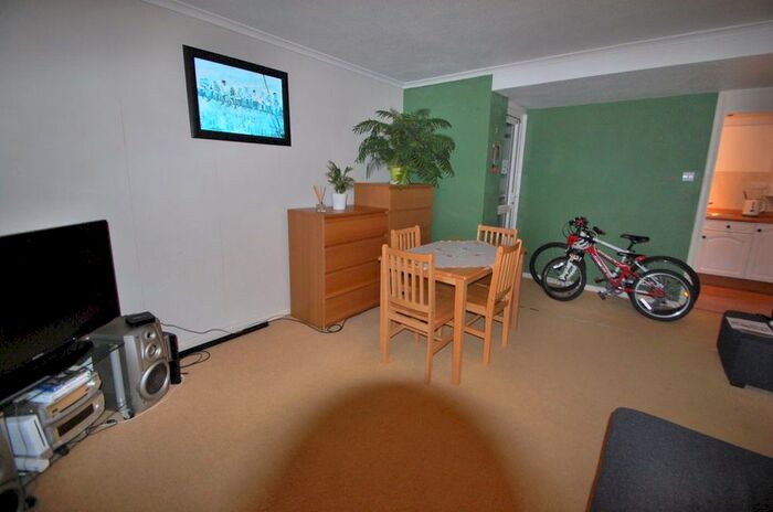 2 Bedroom Flat To Rent In Woodcote Road, Wallington SM6