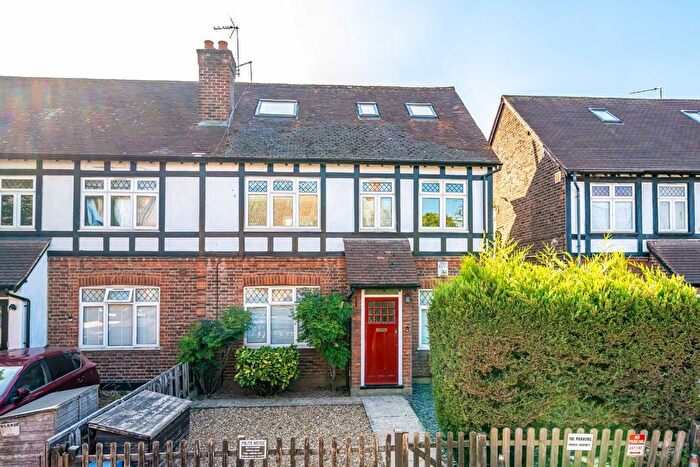 3 Bedroom Maisonette For Sale In Wellington Gardens, Twickenham, TW2