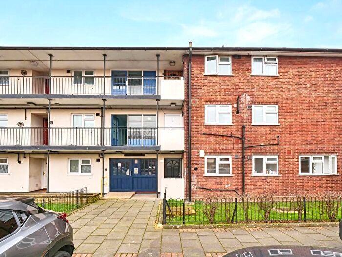 3 Bedroom Flat To Rent In Lowe Avenue, London, E16