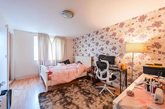 2 Bedroom Flat To Rent In Wingfield Court, Canary Wharf, London, E14