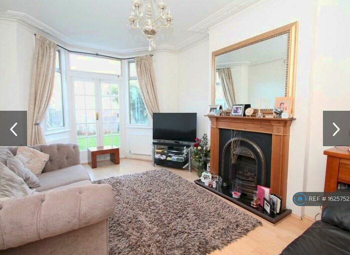 2 Bedroom Flat To Rent In Elmdale Road, London, N13