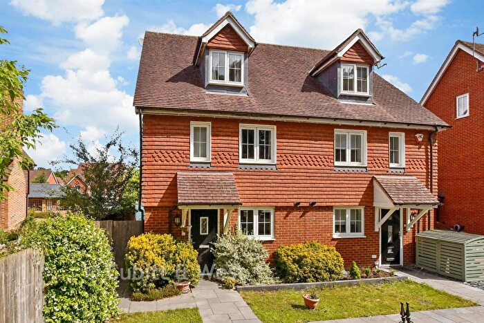 4 Bedroom Semi Detached House For Sale In Flint Close, Horley, Surrey, RH6