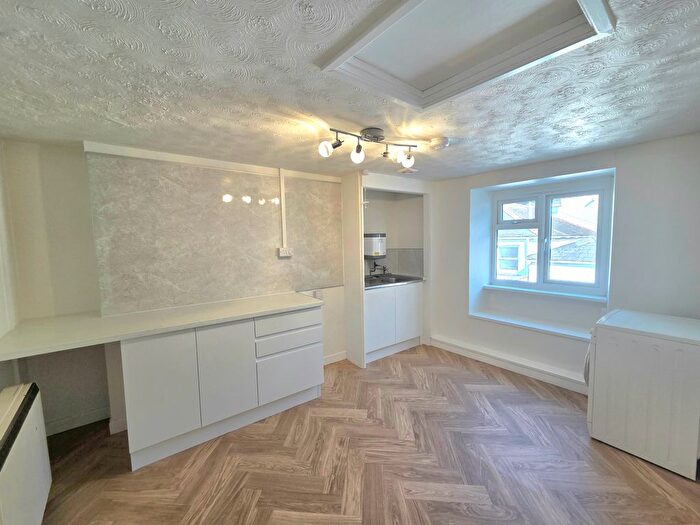 2 Bedroom Flat To Rent In The Moor, Falmouth, TR11