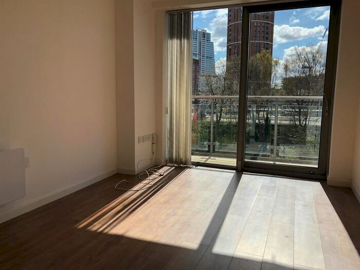 2 Bedroom Flat To Rent In Whitehall Quay, Leeds, West Yorkshire, LS1