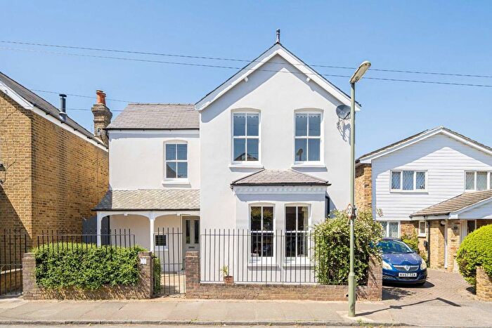 4 Bedroom Detached House For Sale In Sunmead Road, Sunbury-On-Thames, TW16