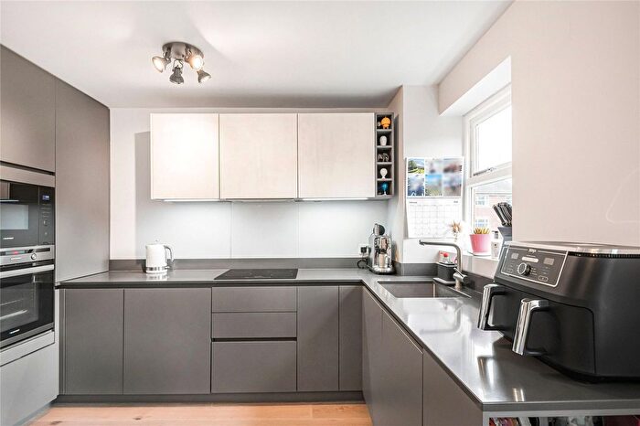 1 Bedroom Flat For Sale In Macmillan Way, Heritage Park, SW17