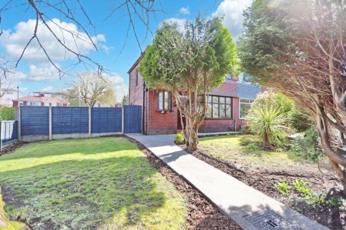 3 Bedroom Semi Detached House For Sale In Thatch Leach Lane, Whitefield, M45