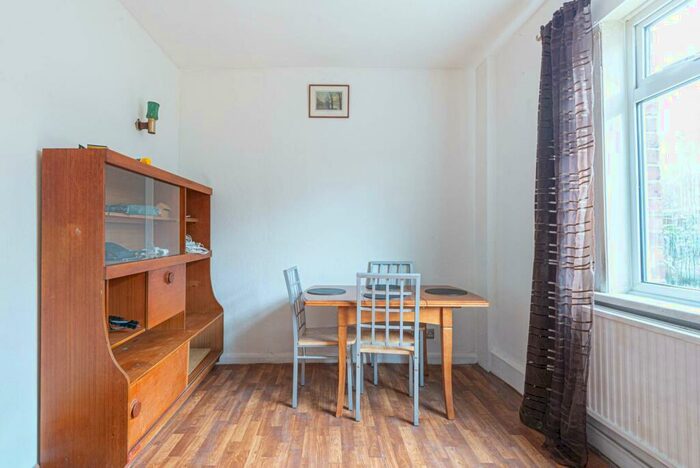 3 Bedroom Flat To Rent In Brent Terrace, Brent Cross, London, NW2