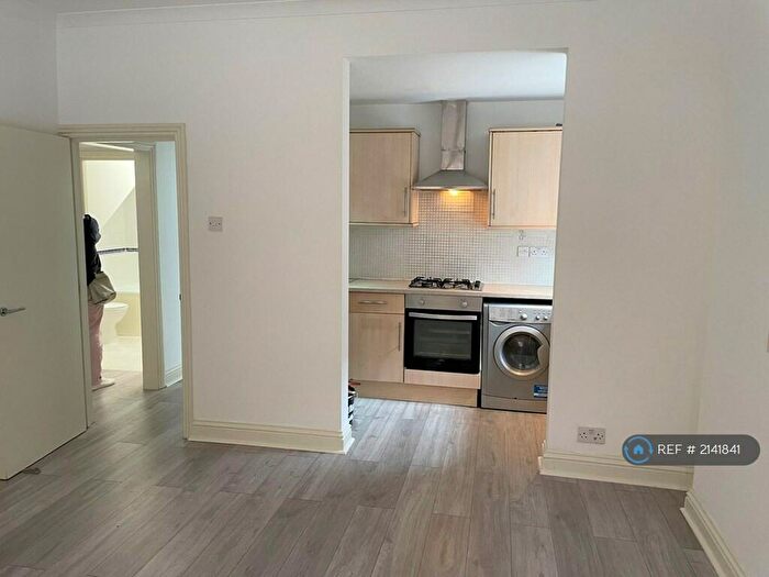 1 Bedroom Flat To Rent In Clifford Avenue, London, SW14