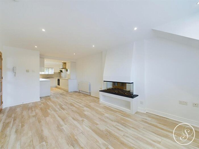 2 Bedroom Flat To Rent In Highthorne Court, Leeds, LS17