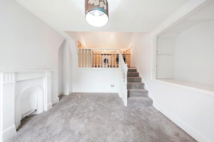 1 Bedroom Flat To Rent In Ravenslea Road, London, SW12