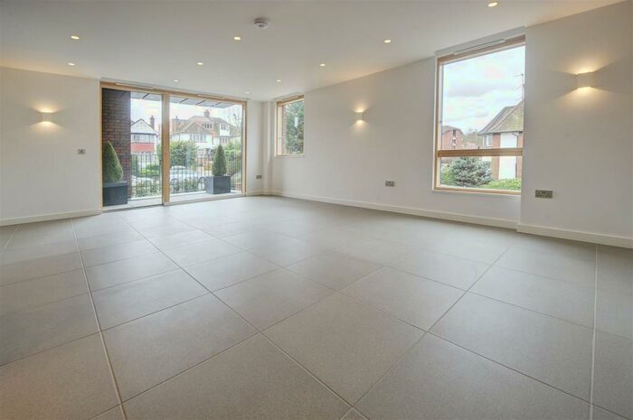 3 Bedroom Apartment To Rent In Finchley Road, Golders Green, NW11