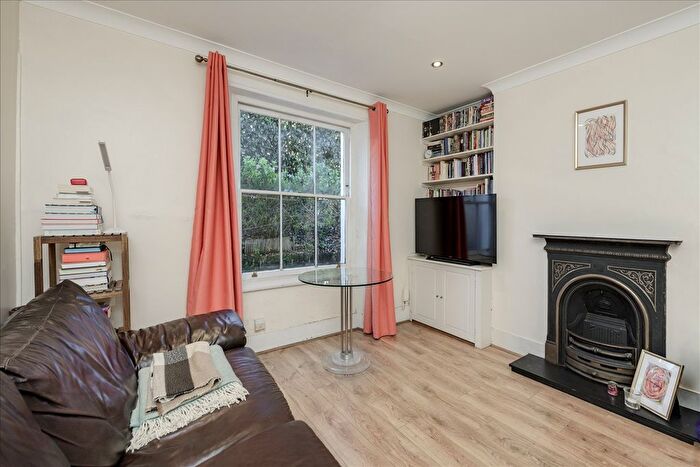 1 Bedroom Flat For Sale In Askew Crescent, Shepherd's Bush, W12