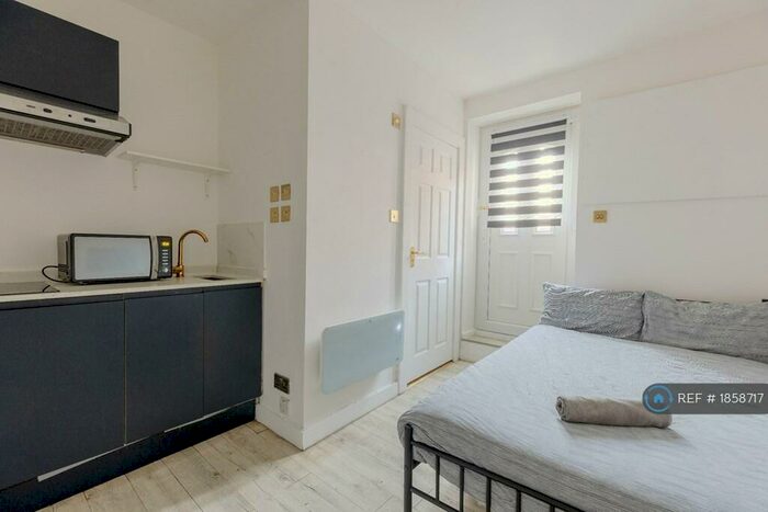 Studio To Rent In Brick Lane, London, E1