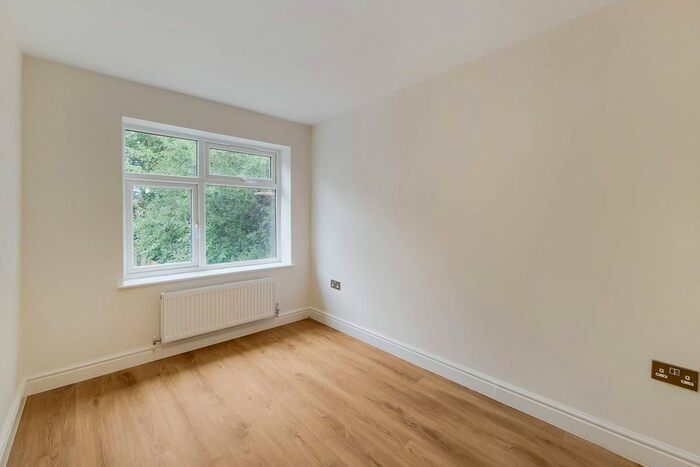 Studio To Rent In Byron Road, Wealdstone, Harrow, HA3