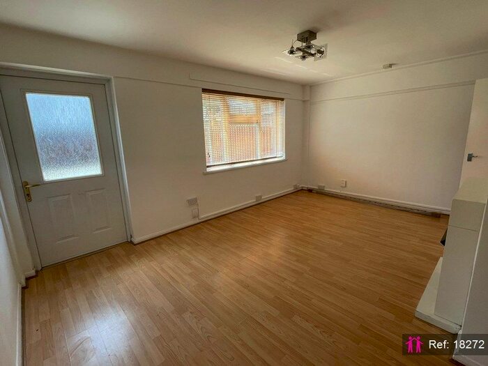 2 Bedroom Maisonette To Rent In Wyndham Place, Cardiff, CF11