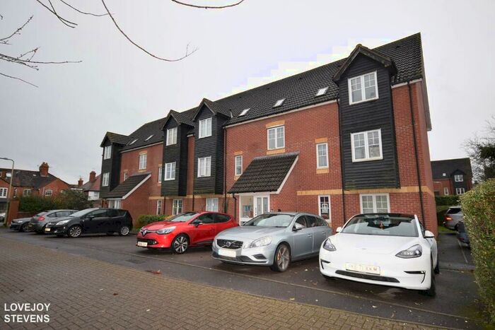2 Bedroom Flat To Rent In Harbury Court, Newbury, RG14