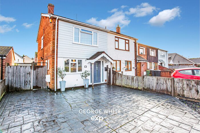 3 Bedroom Semi Detached House For Sale In Hawkwell Chase, Hockley, SS5