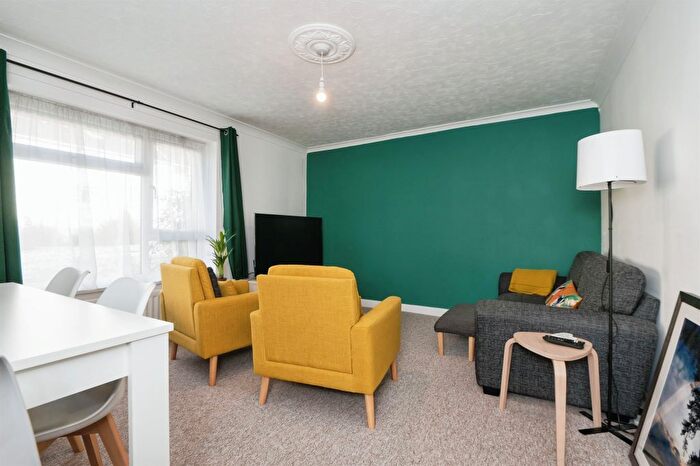2 Bedroom Flat For Sale In Chawton Close, West End, Southampton, SO18