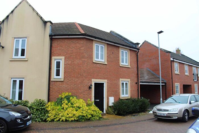 3 Bedroom Semi-Detached House To Rent In Selwood Close, Swindon, SN1