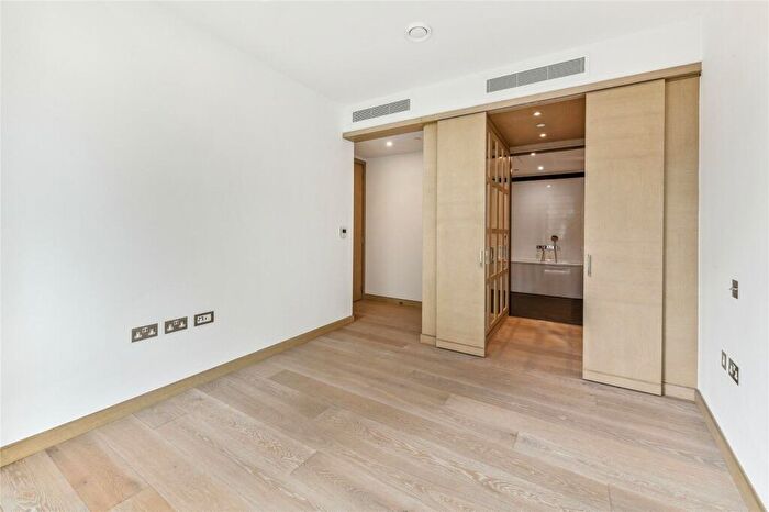2 Bedroom Apartment To Rent In Viaduct Gardens, London, SW11